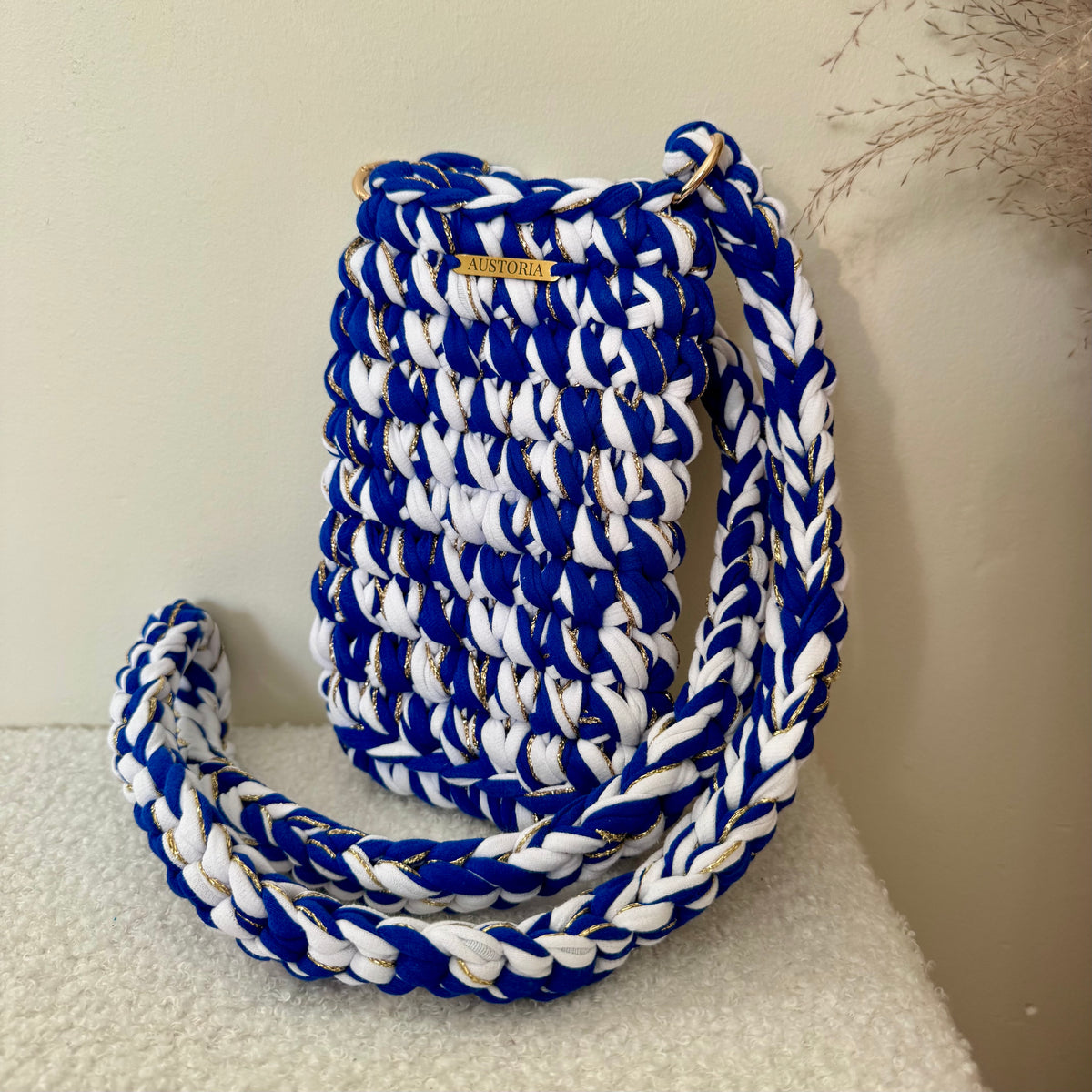 Pochette de téléphone Atlas - Blanc, bleu électrique et fil pailleté or