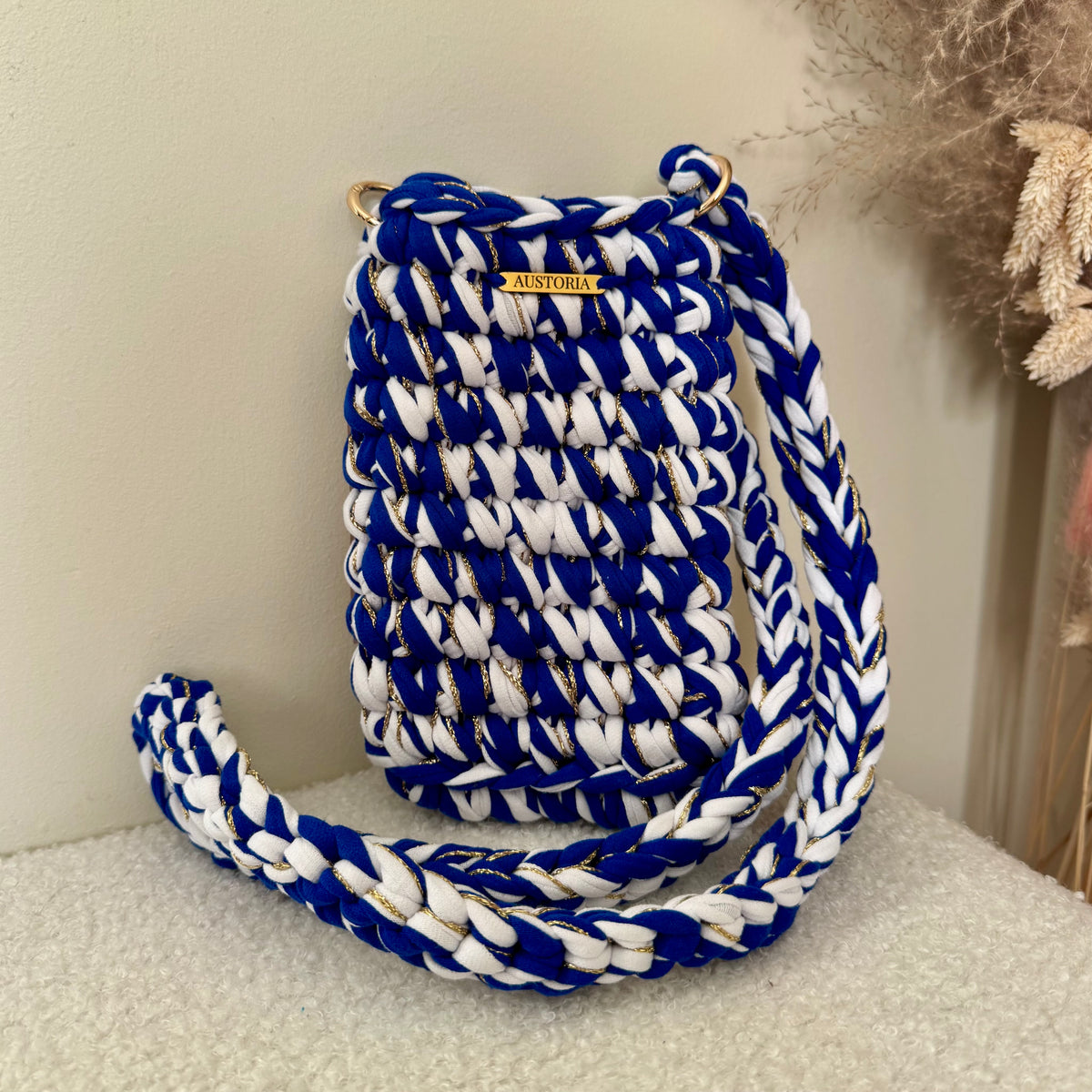 Pochette de téléphone Atlas - Blanc, bleu électrique et fil pailleté or