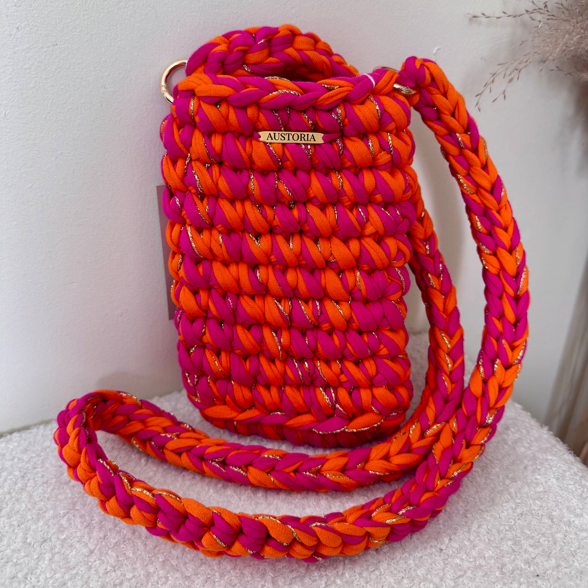 Pochette de téléphone Atlas - Fuchsia, orange fluo et fil pailleté or