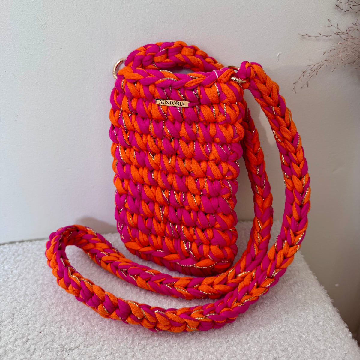 Pochette de téléphone Atlas - Fuchsia, orange fluo et fil pailleté or